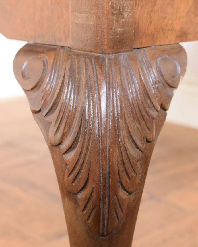 アンティークのテーブル　アンティーク家具　美しい木目のアンティーク家具、ガラストップの優雅なコーヒーテーブル。美しい彫にもうっとり…さりげなく施された彫。(k-2672-f)