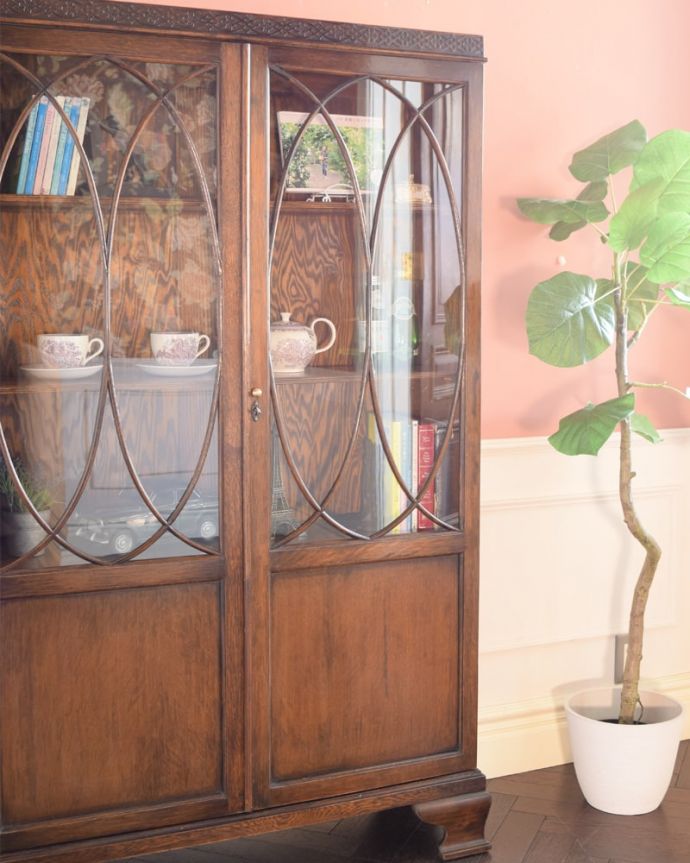 アンティークのキャビネット　アンティーク家具　英国から届いたアンティーク本棚、便利に使えるオーク材のブックケース。扉に描かれた模様の美しさガラスの扉に描かれた美しい木の模様。(k-2673-f)