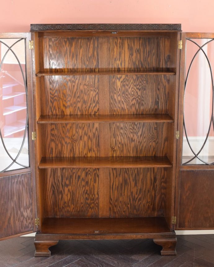 アンティークのキャビネット　アンティーク家具　英国から届いたアンティーク本棚、便利に使えるオーク材のブックケース。扉の中は、しっかりと収納できる棚板重いものもたっぷり収納できる木製の棚板タイプ。(k-2673-f)