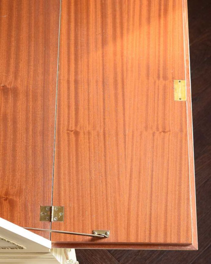 ビューロー　アンティーク家具　フランスのアンティーク家具、猫脚の優美なホワイトペイントのビューロー。デスク部分を近くで見てみるとこんな感じでキレイにお直ししてあります。(k-2674-f)