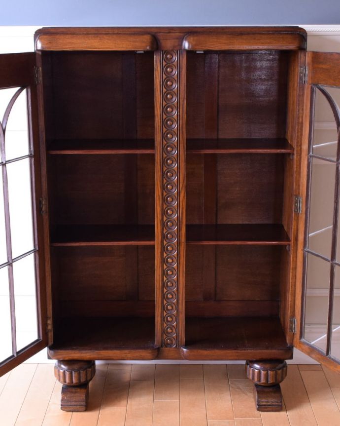 アンティークのキャビネット　アンティーク家具　英国で見つけたアンティーク家具、美しい装飾が入ったブックケース。扉を開けると･･･重い本がたっぷり収納できるように頑丈に作られています。(k-2675-f)
