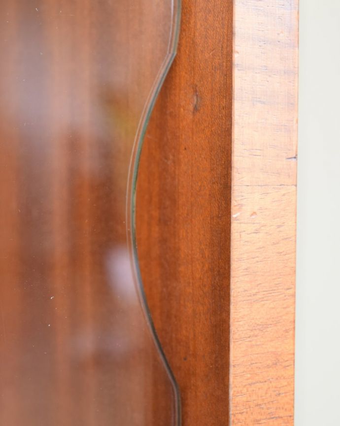 アンティークのキャビネット　アンティーク家具　ウォールナット材で出来たおしゃれなビンテージ家具、ガラス扉のキャビネット。ガラス戸の取っ手引き戸のガラス戸の取っ手です。(k-2678-f)