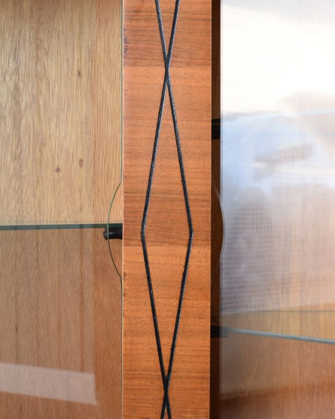 アンティークのキャビネット　アンティーク家具　ウォールナット材で出来たおしゃれなビンテージ家具、ガラス扉のキャビネット。ヴィンテージ家具らしいカッコよさやっぱり一番の魅力は、この時代に作られた独特の雰囲気。(k-2678-f)