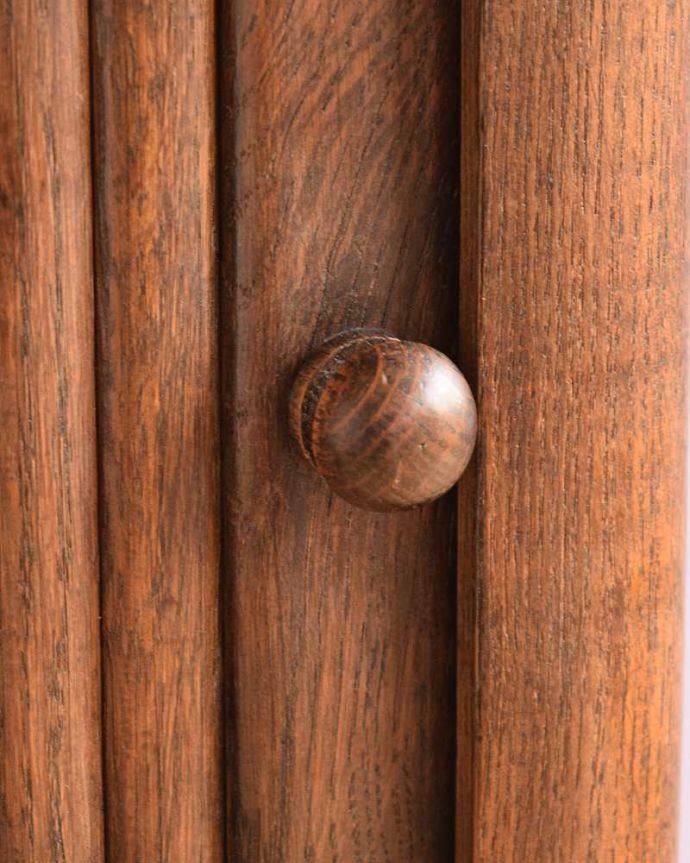 アンティークのキャビネット　アンティーク家具　可憐な細い脚が美しいフランスのアンティークベッドサイドカップボード（引き戸）。引き戸の取っ手丸くて小さな木の取っ手が付いています。(k-2680-f)