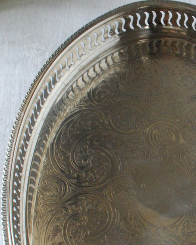 アンティーク 真鍮の雑貨　アンティーク雑貨　贅沢なアンティークシルバーの輝き、 英国シルバープレートのサルヴァ。テーブルがパッと華やかに繊細で美しい装飾がたっぷり入っています。(k-2680-z)