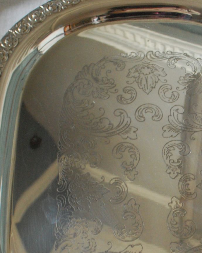 英国輸入の銀盆、華やかな装飾がたっぷり入ったアンティークシルバートレイ（シルバープレート）