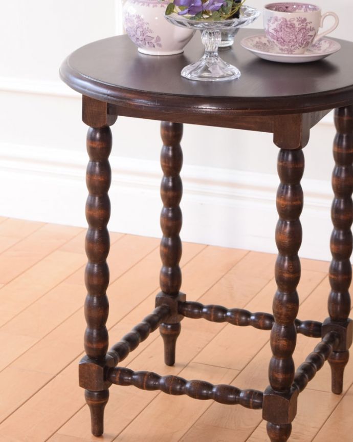 アンティークのテーブル　アンティーク家具　ボビンレッグがキレイなフランスアンティーク家具、オケージョナルテーブル。上品で優雅なアンティーク実用的なテーブルとしてはもちろんですが、眺めるだけのテーブルとしても美しいんです。(k-2682-f)