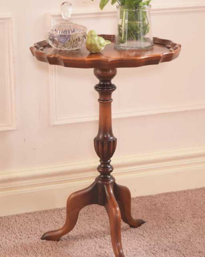 アンティークのテーブル　アンティーク家具　英国輸入のアンティーク家具、天板と脚の形が可愛いワインテーブル。小さくてもアンティークの気品タップリ。(k-2683-f)