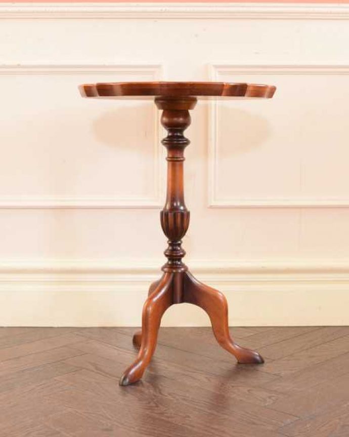 アンティークのテーブル　アンティーク家具　英国輸入のアンティーク家具、天板と脚の形が可愛いワインテーブル。横から見ても優雅英国アンティークらしく横顔だって美しいんです。(k-2683-f)