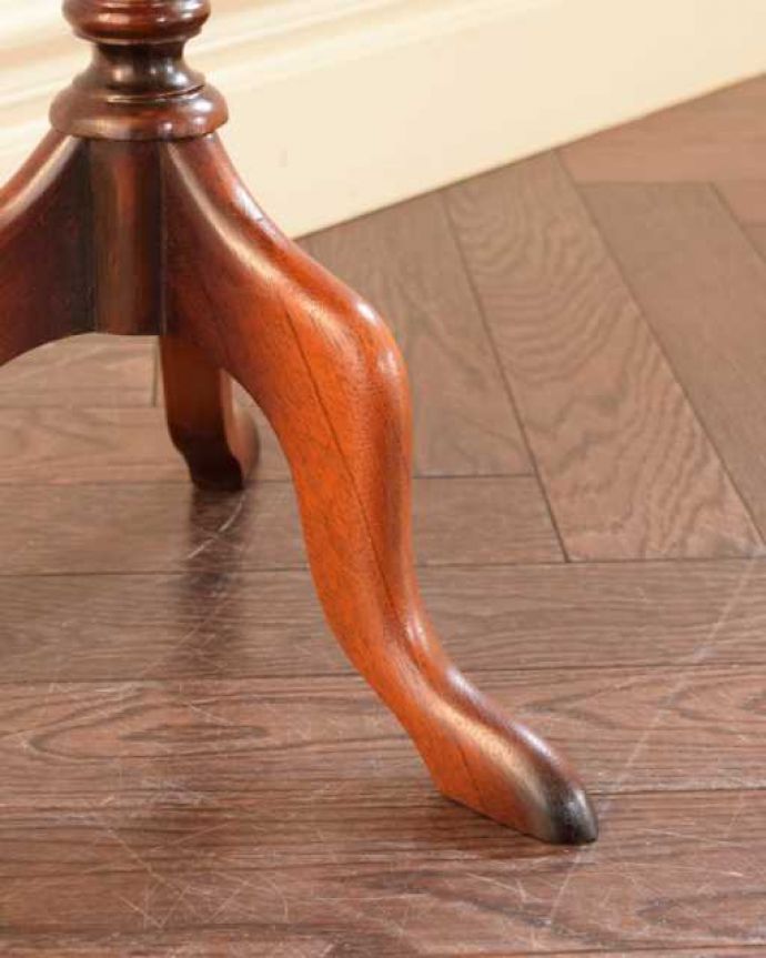 アンティークのテーブル　アンティーク家具　英国輸入のアンティーク家具、天板と脚の形が可愛いワインテーブル。Handleの家具の脚の裏には･･･床にキズが付かないよう脚の裏にフェルトキーパーを付けてお届けしています。(k-2683-f)
