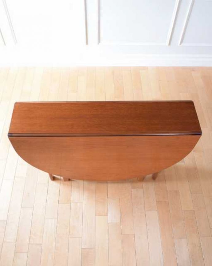 アンティークのテーブル　アンティーク家具　北欧スタイルの伸長式テーブル、ビンテージ家具のゲートレッグテーブル。畳むとこんなにスリムなサイズリーフを閉じた状態のテーブルを上から見るとこんな感じ。(k-2684-f)