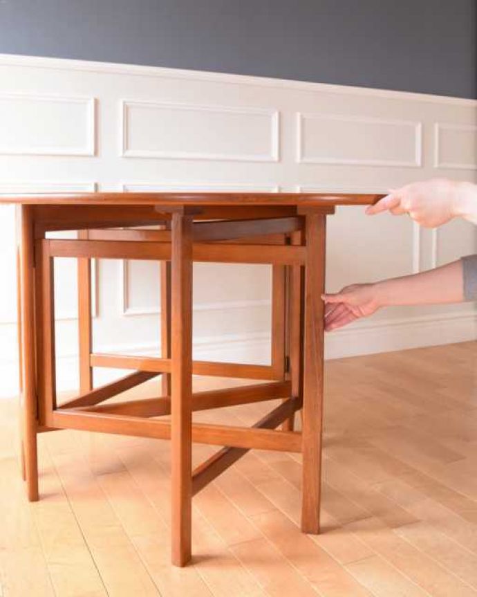 アンティークのテーブル　アンティーク家具　北欧スタイルの伸長式テーブル、ビンテージ家具のゲートレッグテーブル。脚を引き出すだけであっという間ゲートのような形をした脚のテーブル。(k-2684-f)