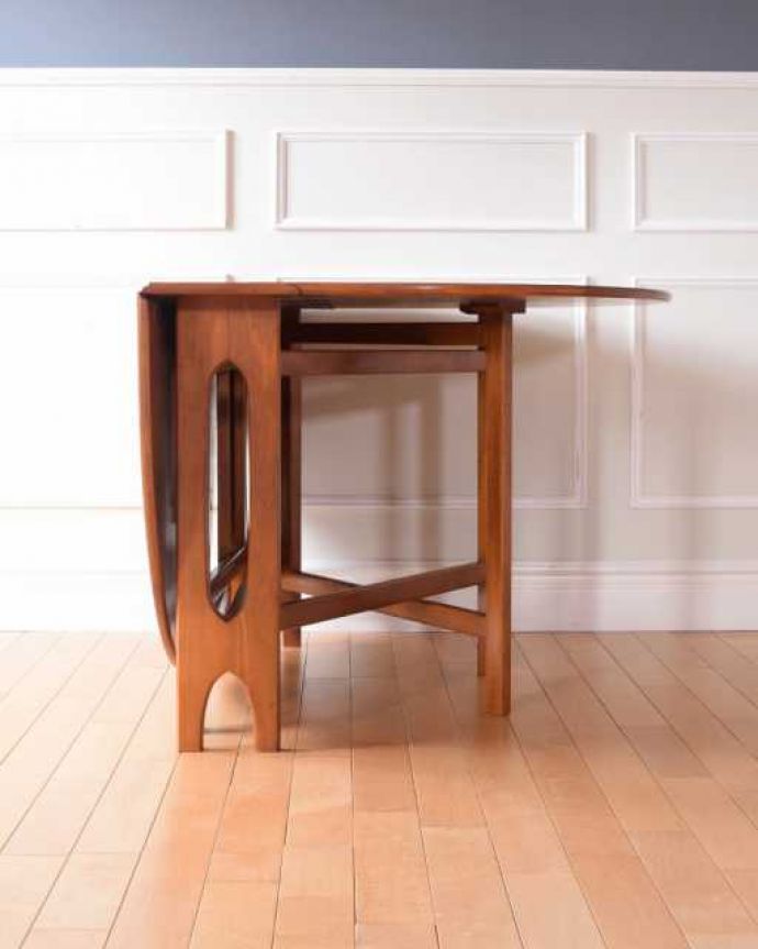 アンティークのテーブル　アンティーク家具　北欧スタイルの伸長式テーブル、ビンテージ家具のゲートレッグテーブル。片方開くと････片方のリーフを開くとこんな感じ。(k-2684-f)