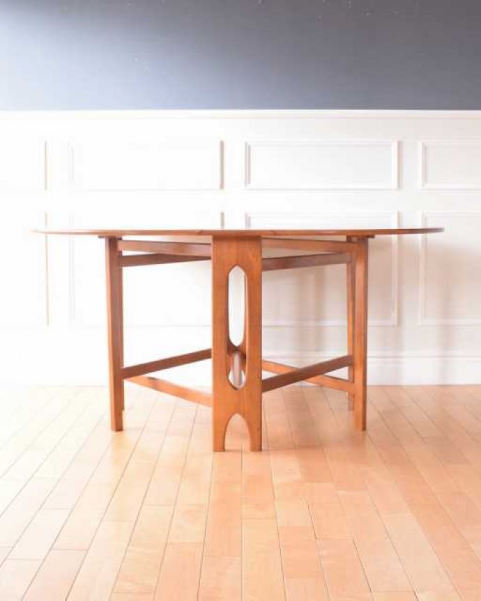 アンティークのテーブル　アンティーク家具　北欧スタイルの伸長式テーブル、ビンテージ家具のゲートレッグテーブル。両方開けば大きなサイズゲートレッグテーブルはゲートが開くように作られた脚のデザインも印象的。(k-2684-f)