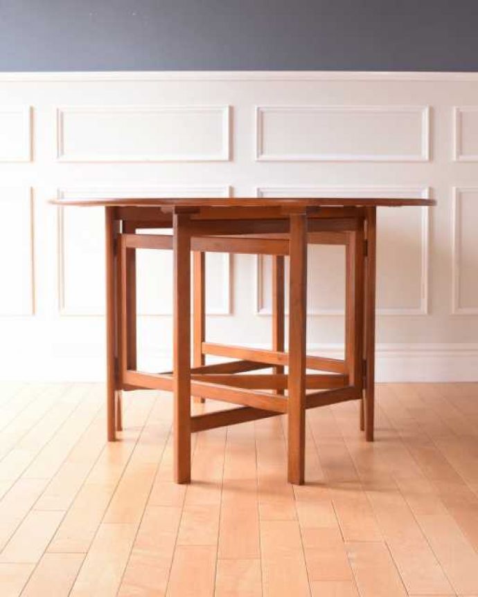 アンティークのテーブル　アンティーク家具　北欧スタイルの伸長式テーブル、ビンテージ家具のゲートレッグテーブル。クルッと回転。(k-2684-f)