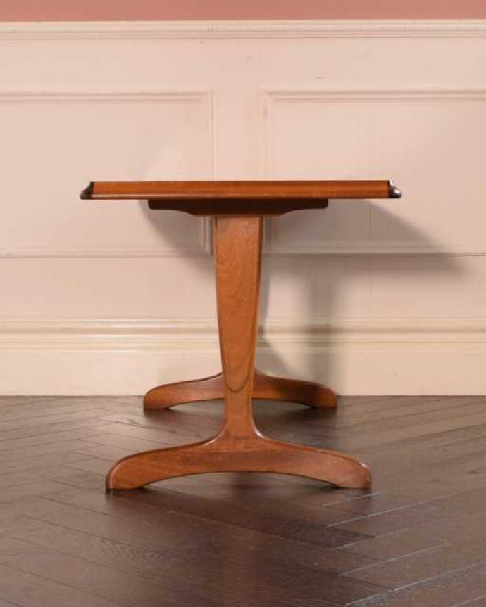 アンティークのテーブル　アンティーク家具　おしゃれなデザインのヴィンテージ家具、北欧スタイルのシンプルなコーヒーテーブル。横から見てみてもカッコいい！北欧スタイルのテーブルは、横から見てもやっぱりスマートでカッコいいんです。(k-2686-f)