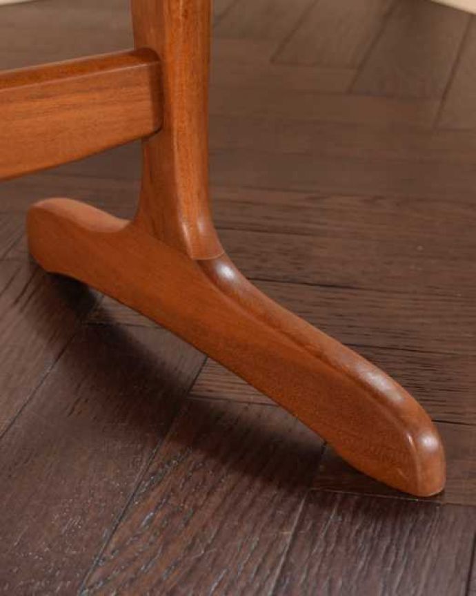 アンティークのテーブル　アンティーク家具　おしゃれなデザインのヴィンテージ家具、北欧スタイルのシンプルなコーヒーテーブル。持ち上げなくても移動できます！Handleのアンティークは、脚の裏にフェルトキーパーをお付けしていますので、床を滑らせてれば移動が簡単です。(k-2686-f)