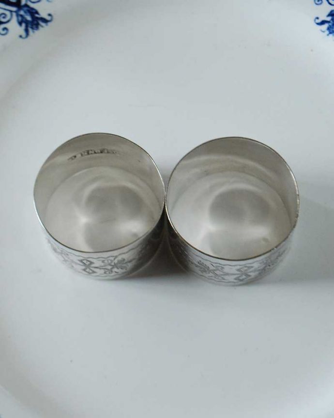 アンティーク シルバー製　アンティーク雑貨　英国輸入のアンティーク銀アイテム、シルバーのナプキンリングセット。上から見ると…ナプキンを挟むだけで一気に高級な雰囲気の食卓に。(k-2686-z)