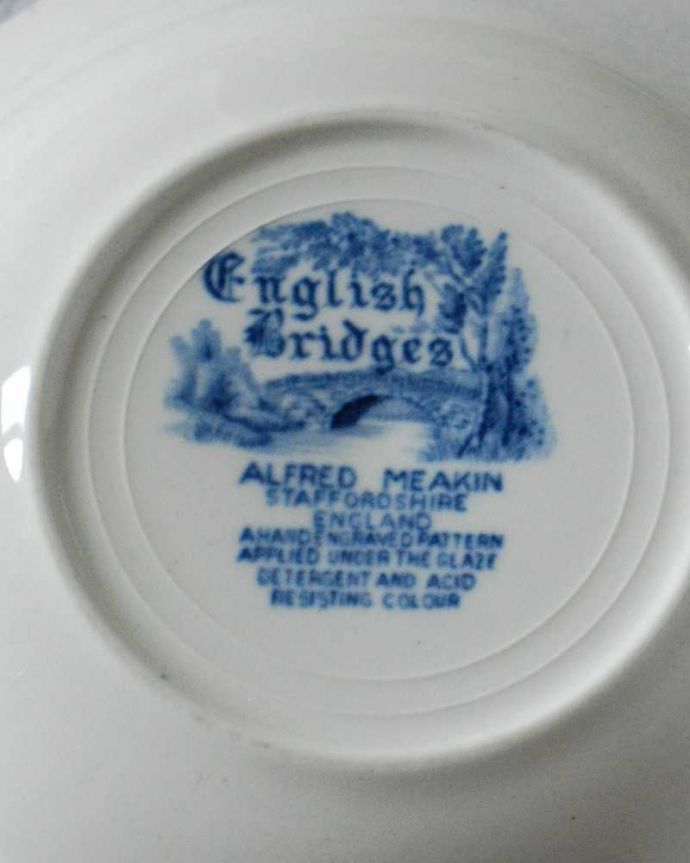 アンティーク 陶磁器の雑貨　アンティーク雑貨　ENGLISH BRIDGESが描かれたイギリスで見つけたアンティークボウル。裏側には品質の証製造メーカー保証の意味がこもった窯印、ポーセリンマークがあります。(k-2688-z)