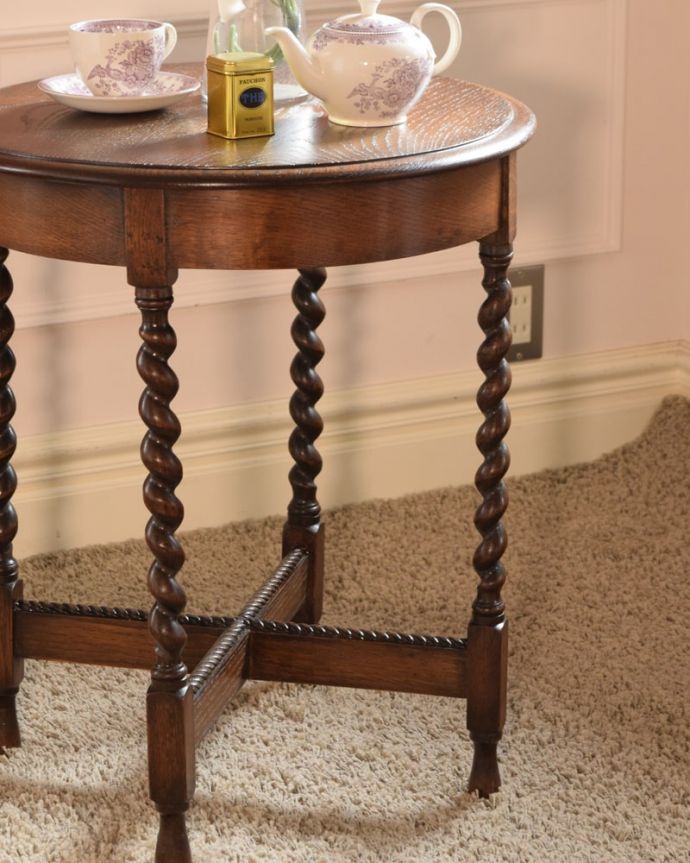 アンティークのテーブル　アンティーク家具　英国から到着したアンティーク家具、ツイスト脚のオケージョナルテーブル 。間違いなし！英国アンティーク定番のデザインクルックルッとしなやかに巻かれた女性らしいデザインが印象的なツイスト脚。(k-2690-f)