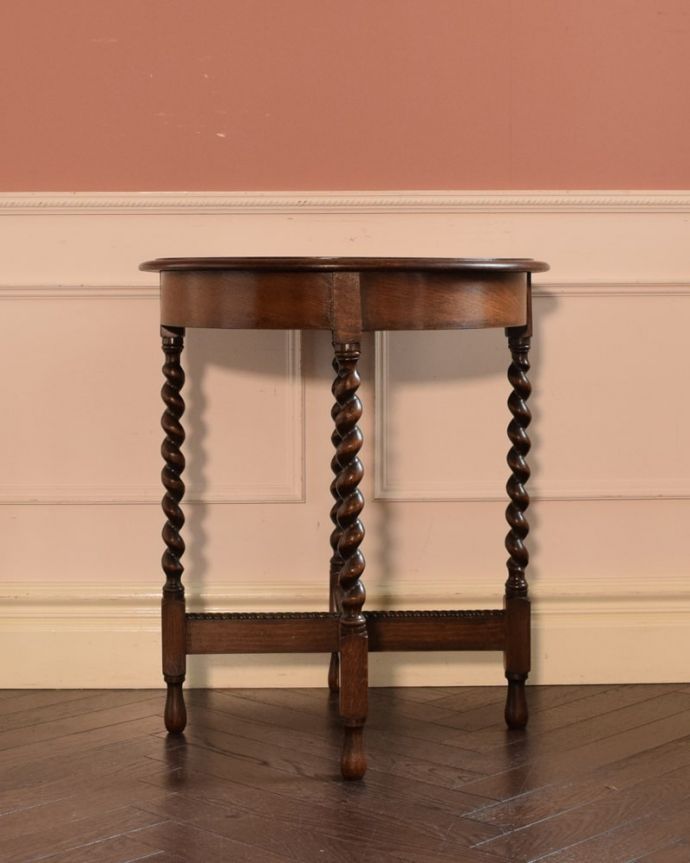 アンティークのテーブル　アンティーク家具　英国から到着したアンティーク家具、ツイスト脚のオケージョナルテーブル 。しっかり修復しました。(k-2690-f)