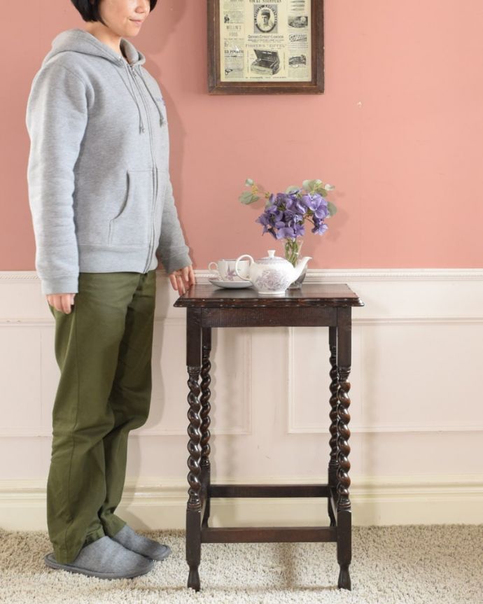 アンティークのテーブル　アンティーク家具　英国から到着したアンティーク家具、ツイスト脚のオケージョナルテーブル 。便利に使えるコンパクトサイズのテーブル「オケージョナル」とは「便利に使える」と言う意味。(k-2691-f)