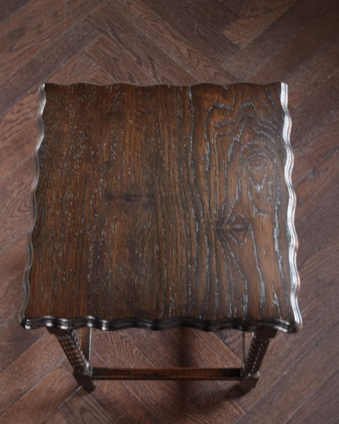 アンティークのテーブル　アンティーク家具　英国から到着したアンティーク家具、ツイスト脚のオケージョナルテーブル 。キレイに修復しましたやっぱり気になるテーブルの天板。(k-2691-f)