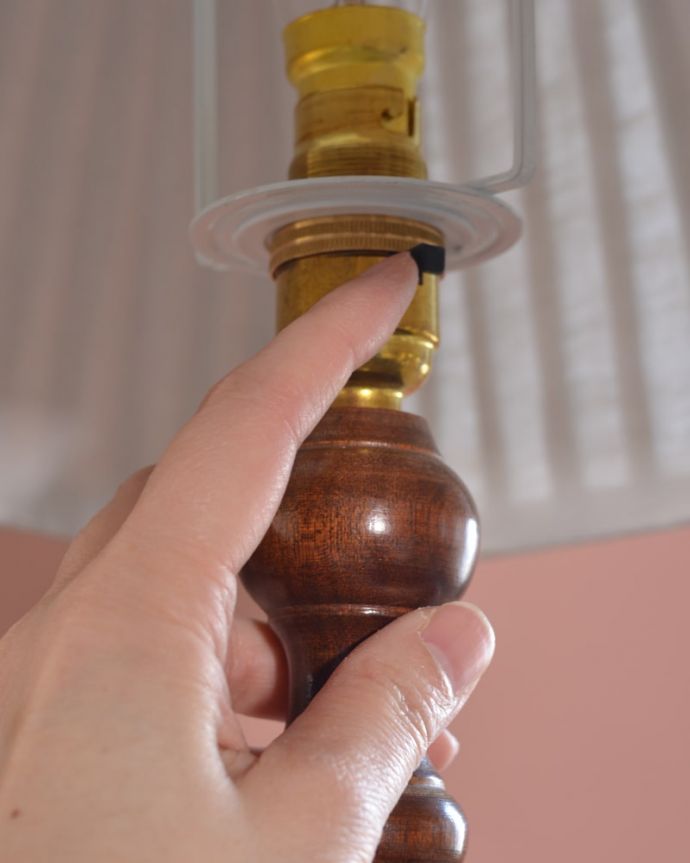 トライポッド　照明・ライティング　イギリスで見つけたアンティーク照明、テーブル付きの使いやすいフロアランプ（Ｅ26電球付）。。(k-2694-f)