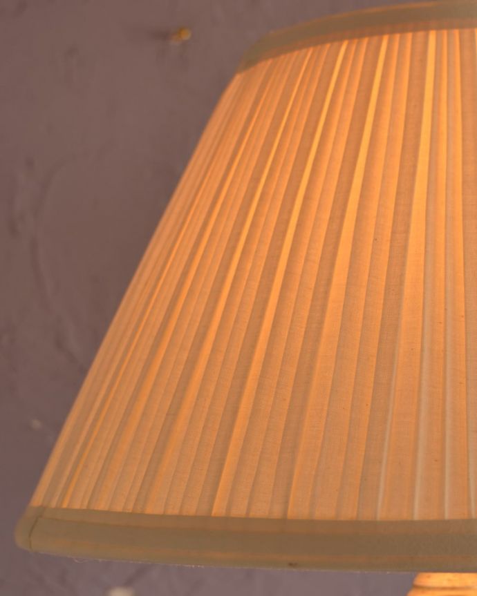 スタンドライト　照明・ライティング　白いアイアン製のアンティークフロアランプ（Ｂ22シャンデリア球付）。。(k-2695-f)