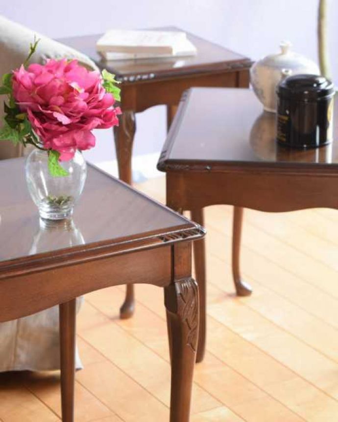 アンティークのテーブル　アンティーク家具　高級感漂うウォルナット材の英国アンティーク家具、ガラス天板のネストテーブル 。一緒でも、バラバラでも使い方は自由自在のアンティーク。(k-2698-f)