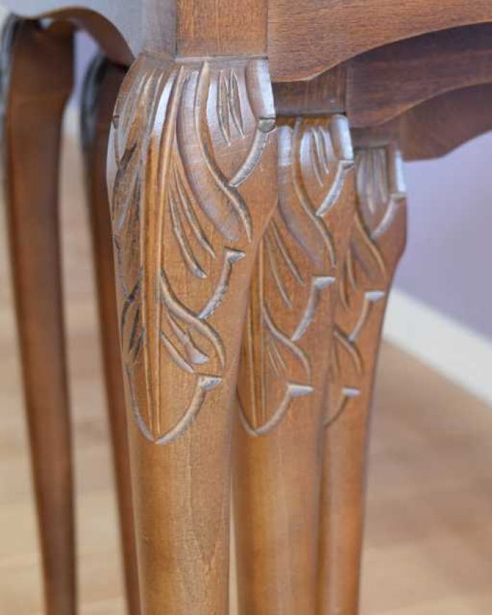 アンティークのテーブル　アンティーク家具　高級感漂うウォルナット材の英国アンティーク家具、ガラス天板のネストテーブル 。いろんな場所にこだわり彫のデザインもいろいろです。(k-2698-f)