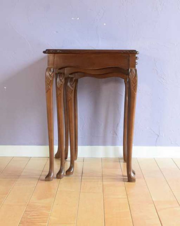 アンティークのテーブル　アンティーク家具　高級感漂うウォルナット材の英国アンティーク家具、ガラス天板のネストテーブル 。横から見てみると･･･お揃いの脚が3つがキレイに重なって、とっても美しい横顔。(k-2698-f)
