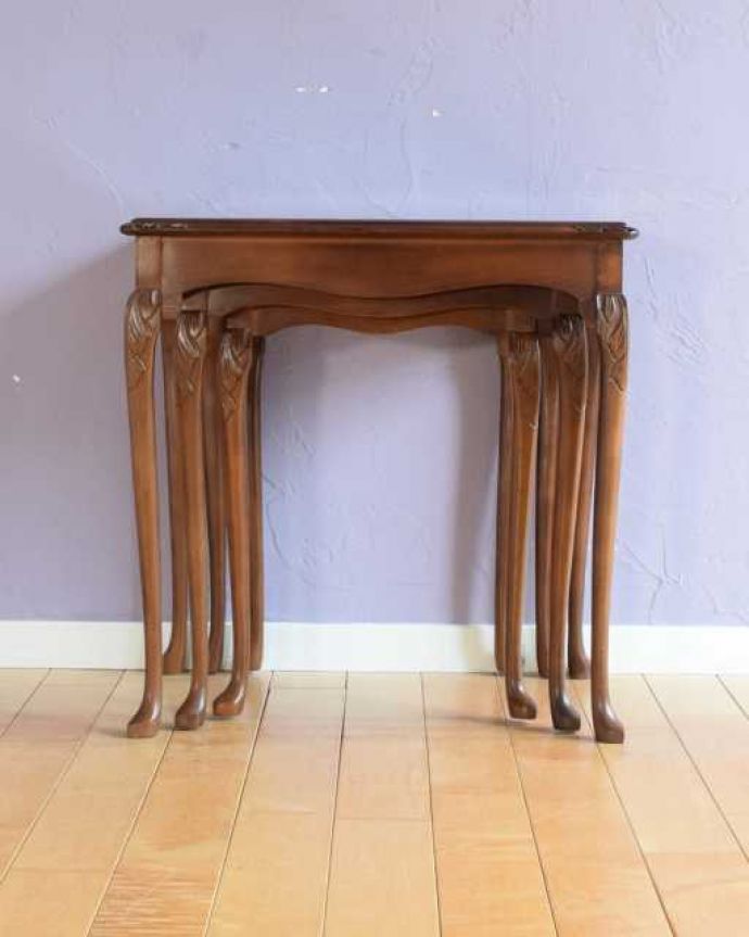 アンティークのテーブル　アンティーク家具　高級感漂うウォルナット材の英国アンティーク家具、ガラス天板のネストテーブル 。見る角度によって見え方が違います。(k-2698-f)