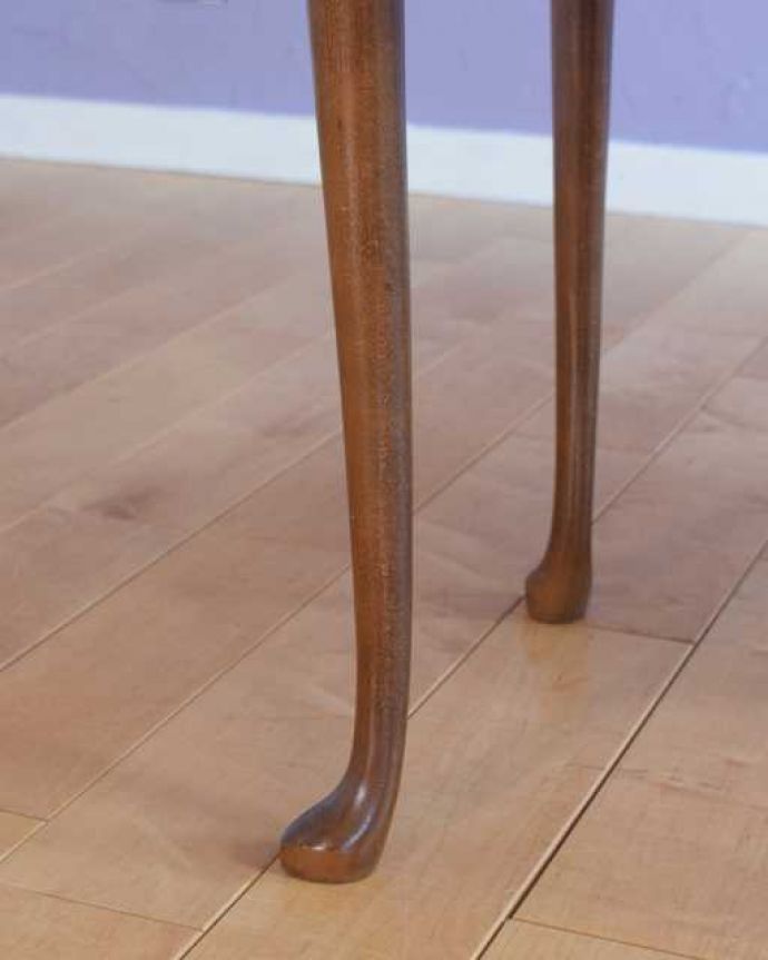 アンティークのテーブル　アンティーク家具　高級感漂うウォルナット材の英国アンティーク家具、ガラス天板のネストテーブル 。持ち上げなくても移動できます！Handleのアンティークは、脚の裏にフェルトキーパーをお付けしていますので、床を滑らせてれば移動が簡単です。(k-2698-f)