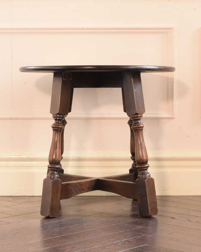 アンティークのテーブル　アンティーク家具　イギリスのアンティーク家具、持ち運びができるコンパクトサイズのコーヒーテーブル。横から見た姿もステキ横から見るとこんな感じです。(k-2700-f)