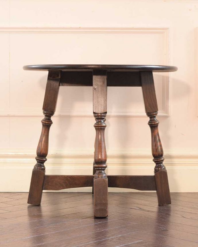 アンティークのテーブル　アンティーク家具　イギリスのアンティーク家具、持ち運びができるコンパクトサイズのコーヒーテーブル。クルッと回転。(k-2700-f)