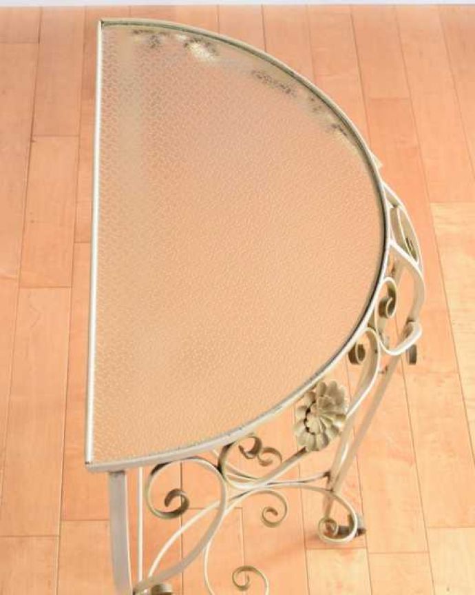アンティークのテーブル　アンティーク家具　フランスらしい華やかなアンティーク家具、アイアン曲線が素敵なコンソールテーブル。上から見るとこんな感じ。(k-2702-f)