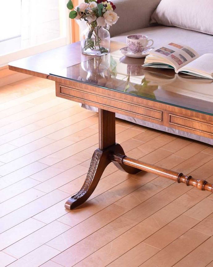 アンティークのテーブル　アンティーク家具　伸張式のローテーブル、ガラス天板のバタフライコーヒーテーブル。英国アンティークらしい優雅な姿にうっとりアンティークらしいデザインの美しさ。(k-2705-f)