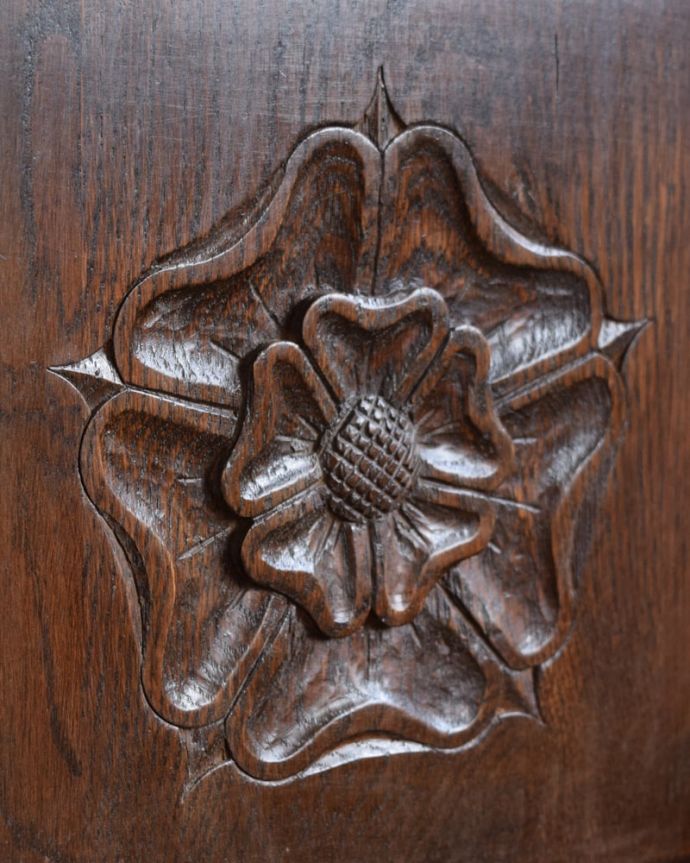 アンティークのキャビネット　アンティーク家具　チューダーローズの彫刻が華やかな英国アンティーク家具、コーナーキャビネット。いろんな場所にこだわり彫のデザインもいろいろです。(k-2707-f)
