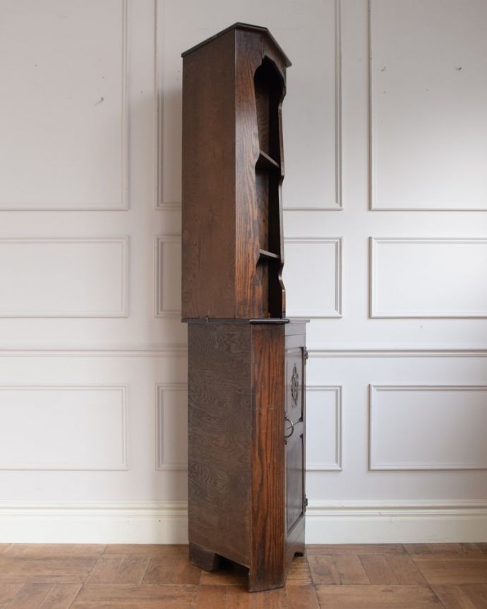 アンティークのキャビネット　アンティーク家具　チューダーローズの彫刻が華やかな英国アンティーク家具、コーナーキャビネット。角にピタッと収まる形横から見るとこんな感じ。(k-2707-f)