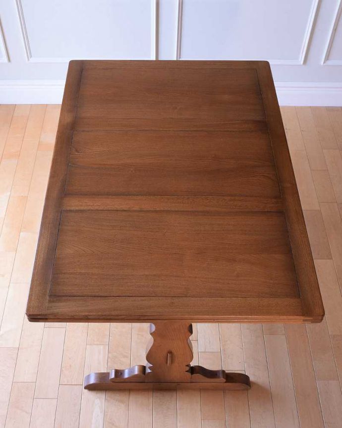 アーコールの家具　アンティーク家具　英国アーコール社が造った、アンティークのダイニングテーブル。上から見るとこんな形リーフを開く前はこんな形です。(k-2712-f)