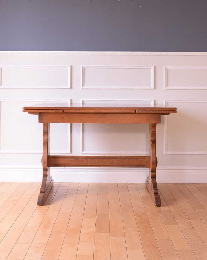 アーコールの家具　アンティーク家具　英国アーコール社が造った、アンティークのダイニングテーブル。横から見た姿は…シンプルなデザインなので、どんなお部屋にも似合っちゃうんです。(k-2712-f)