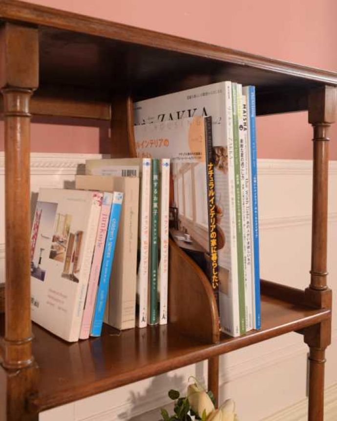 アンティークのキャビネット　アンティーク家具　マホガニーの美しさが漂う英国アンティークの家具、オープンシェルフ（本棚）。A4サイズも収納出来ちゃう優れものA4サイズの雑誌までしっかり収納出来ちゃう大きさ。(k-2713-f)