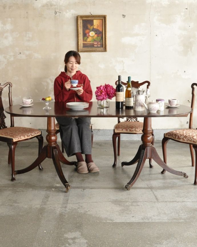 アンティークのテーブル　アンティーク家具　英国アンティークの伸長式テーブル、美しいトライポッド脚のダイニングテーブル。用途に合わせてサイズを変えれる便利なテーブル英国クラシックな雰囲気がたっぷり詰まった美しいエクステンションテーブル。(k-2715-f)