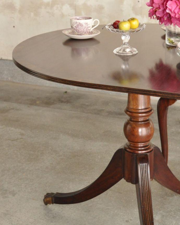 アンティークのテーブル　アンティーク家具　英国アンティークの伸長式テーブル、美しいトライポッド脚のダイニングテーブル。英国アンティークらしい優雅な佇まいにうっとりアンティークらしい上品な木目とデザインの美しさ。(k-2715-f)