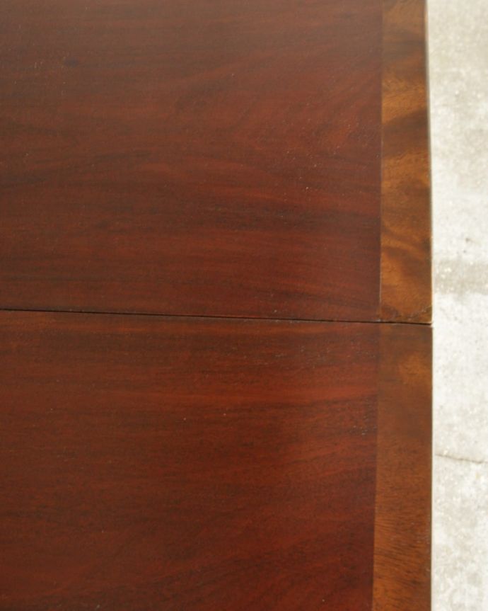 アンティークのテーブル　アンティーク家具　英国アンティークの伸長式テーブル、美しいトライポッド脚のダイニングテーブル。天板を近くで見てみるとこんな感じ。(k-2715-f)
