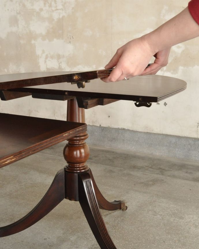 アンティークのテーブル　アンティーク家具　英国アンティークの伸長式テーブル、美しいトライポッド脚のダイニングテーブル。あっという間にサイズ変更OK！天板の真ん中に天板を足すだけ。(k-2715-f)
