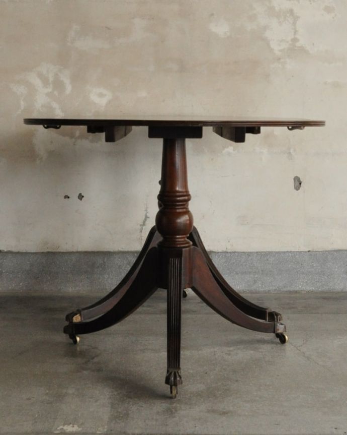 アンティークのテーブル　アンティーク家具　英国アンティークの伸長式テーブル、美しいトライポッド脚のダイニングテーブル。横から見た姿は…真横から見てみるとこんな感じ。(k-2715-f)