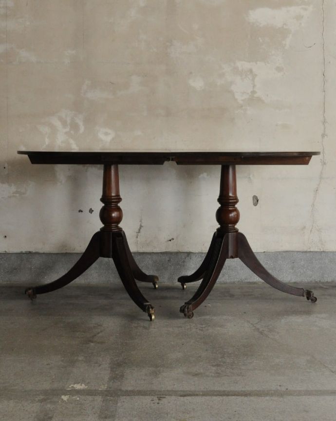 アンティークのテーブル　アンティーク家具　英国アンティークの伸長式テーブル、美しいトライポッド脚のダイニングテーブル。こちら側から見ても･･･究極に優雅なシンプルデザイン。(k-2715-f)