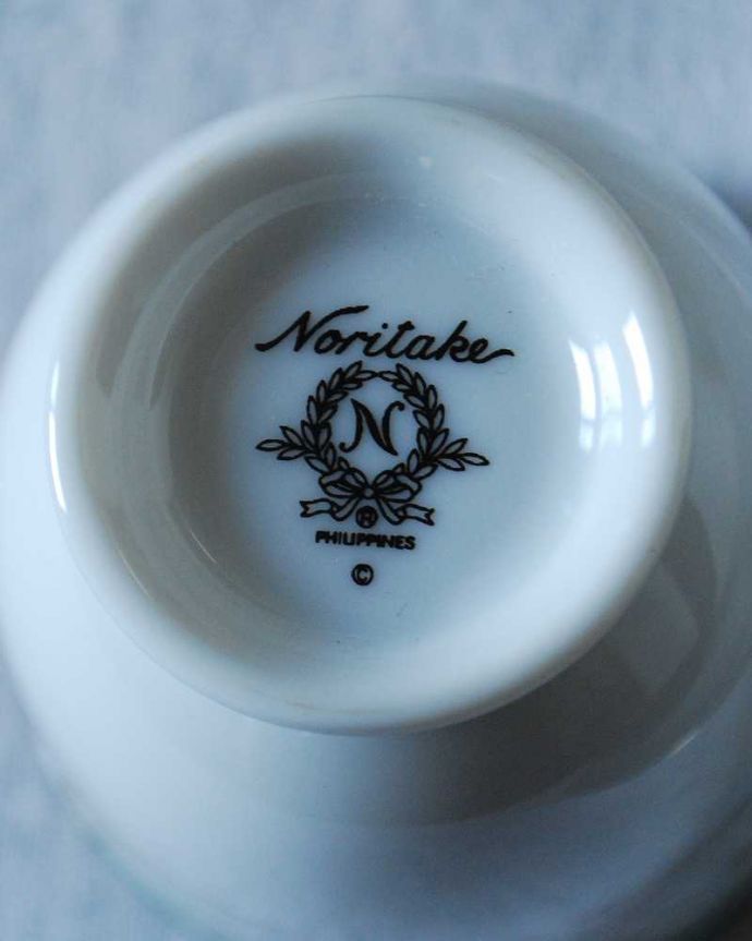 アンティーク 陶磁器の雑貨　アンティーク雑貨　優しいブルーのお花模様がキレイなノリタケのアンティークカップ＆ソーサー（NOBLE/ノーブル）。裏側には品質の証製造メーカー保証の意味がこもった窯印、ポーセリンマークがあります。(k-2715-z)